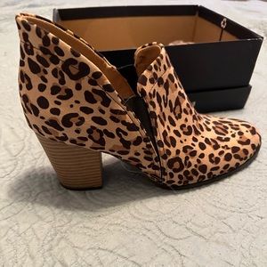 *NEW* in box, Size 11 Dr. Scholl’s leopard print “All My Life” bootie